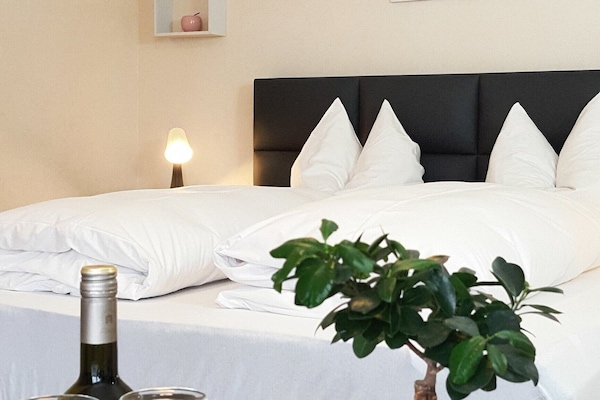 Comfort Double Room, 1 Katil Ratu (Queen), Non Smoking, Private Bathroom | Peralatan tempat tidur hipoalergenik, gebar bulu kapas