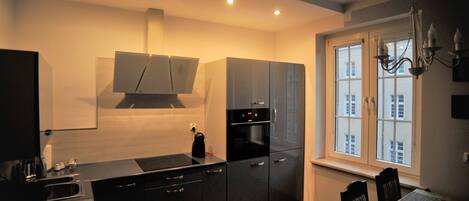 ثلاجة، ميكروويف، فرن، ماكينة لصنع القهوة/الشاي