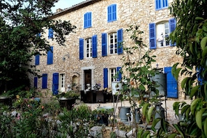 المنشأة من الخارج