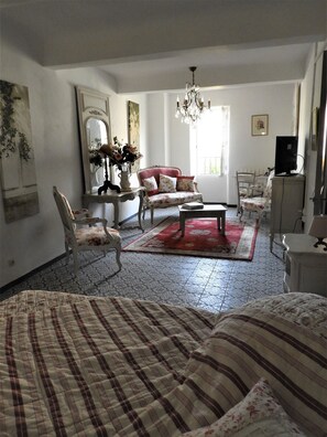 1 chambre, fer et planche à repasser, Wi-Fi gratuit, draps fournis