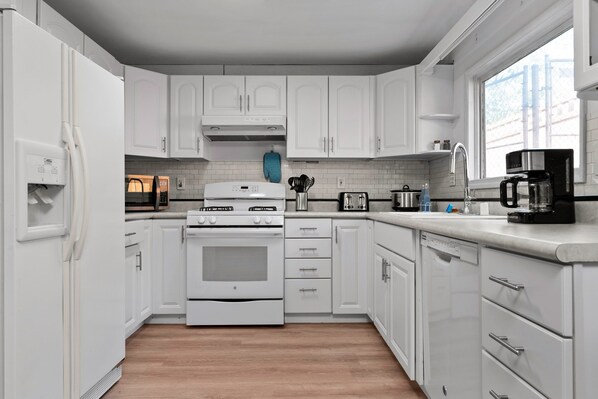 Jääkaappi, mikroaaltouuni, uuni, liesi