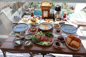 فطور من الأطباق المحلية مجانًا يوميًا