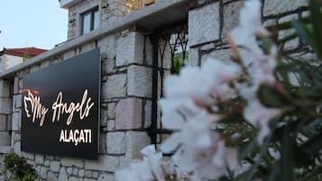 Vista frontal de la propiedad