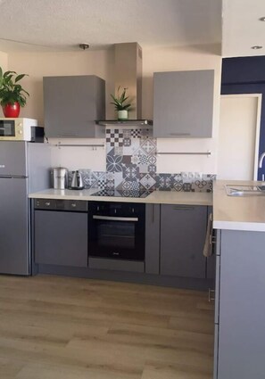 Frigorifero, microonde, forno, piano cottura
