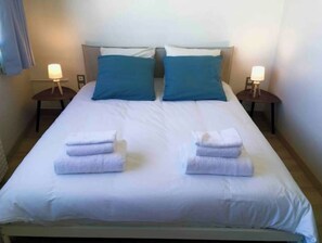 1 quarto, escrivaninha, ferros/tábuas de passar roupa, berço de viagem