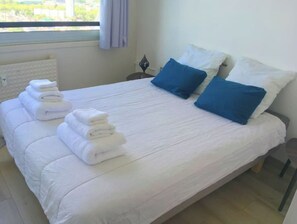 1 soverom, skrivebord, strykejern/-brett og reiseseng for barn