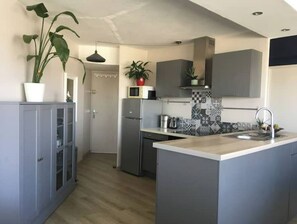 Réfrigérateur, micro-ondes, four, plaque de cuisson