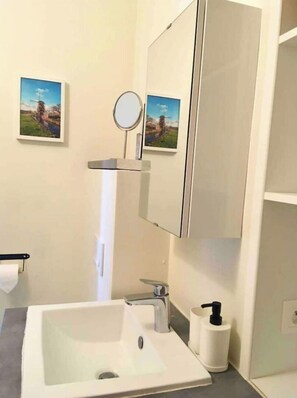 Shower, hair dryer, towels, soap - Rennes from the Horizons (Rennes)