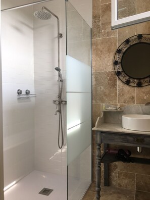 Chambre Syrah | Bathroom | Shower, hair dryer, towels, soap - Domaine de Codeval (Fronton)