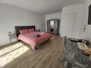 Comfort-huone, näköala viinitilalle | Ylelliset vuodevaatteet, memory foam -patjalliset sängyt