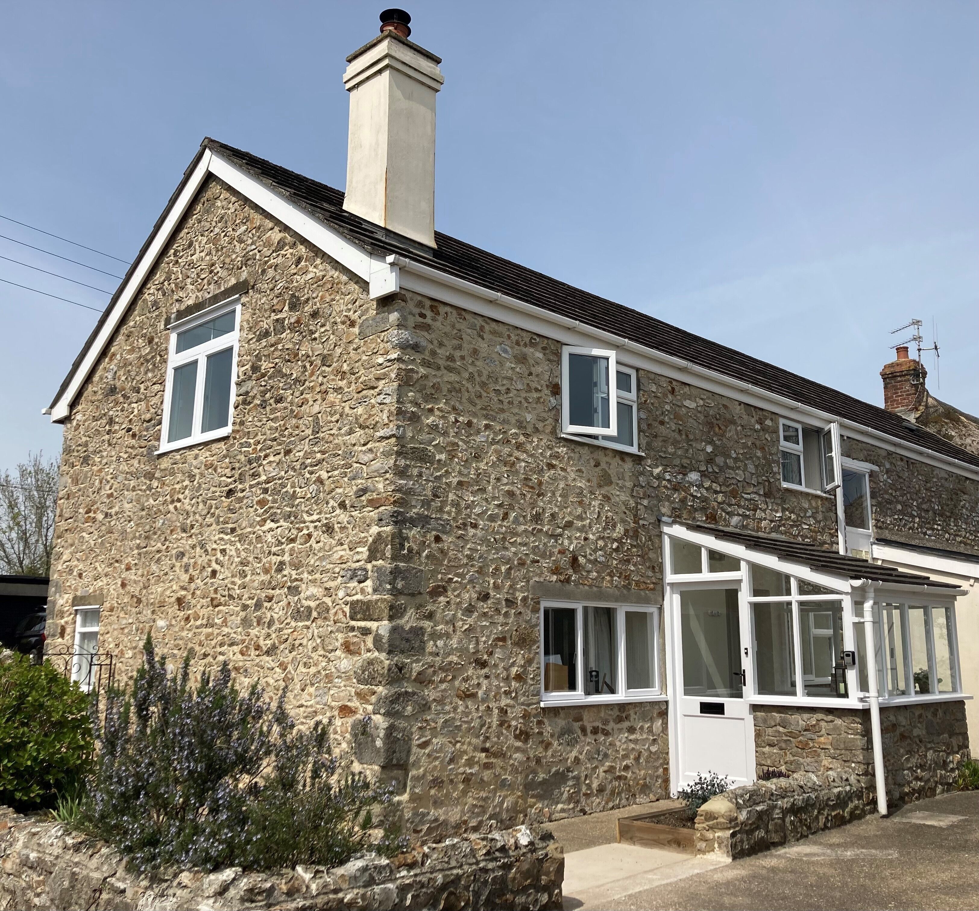 Cosy Cottage in East Devon - parking onsite. Beaches and countryside close by.