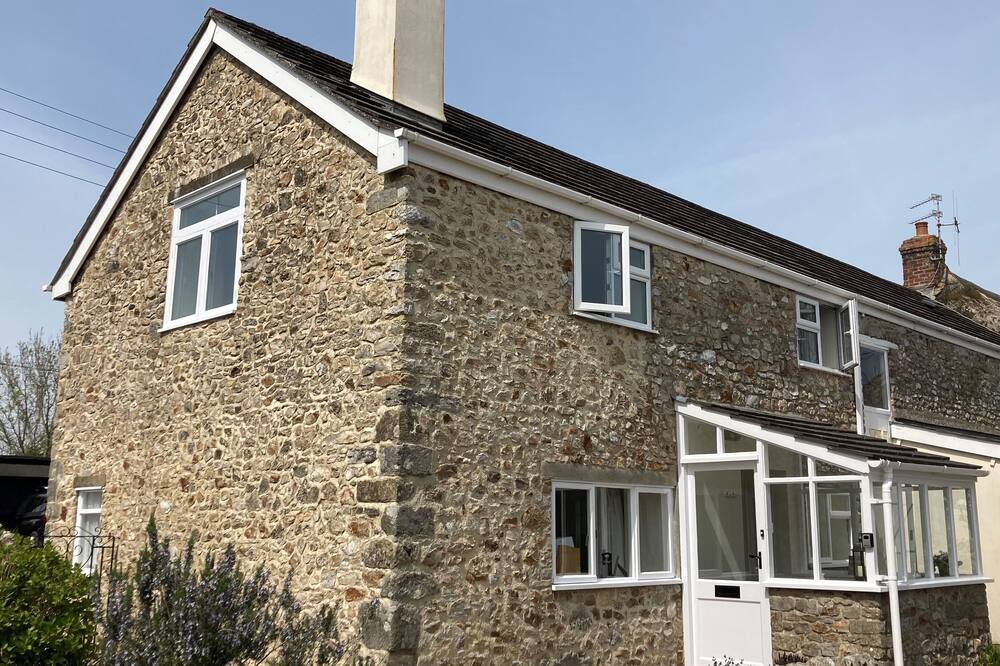 Cosy Cottage in East Devon - parking onsite. Beaches and countryside close by.