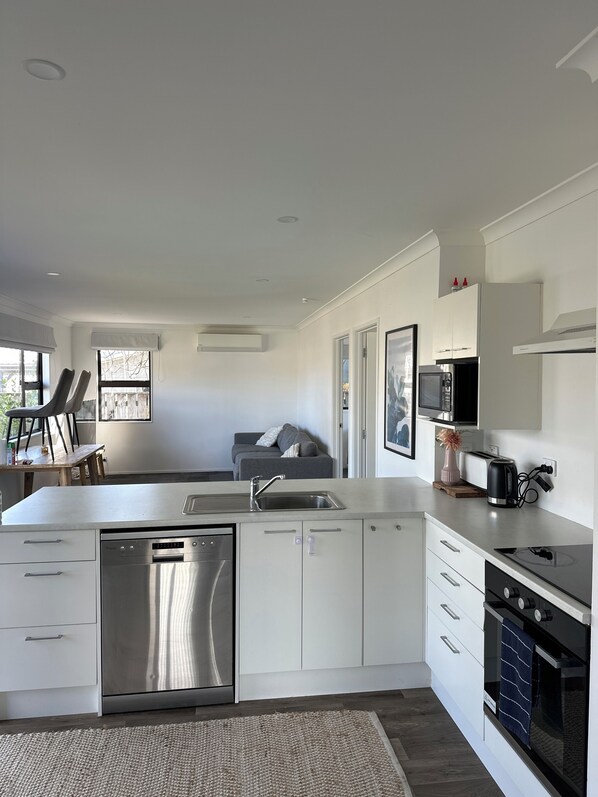 Oven, stovetop, dishwasher, electric kettle