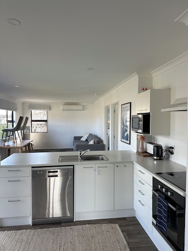 Cosy 2 Bedroom home, walking distance to AC baths.