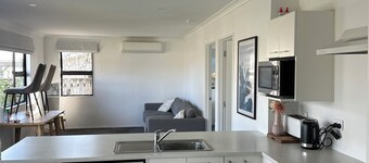 Cosy 2 Bedroom home, walking distance to AC baths.