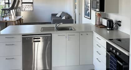 Cosy 2 Bedroom home, walking distance to AC baths.