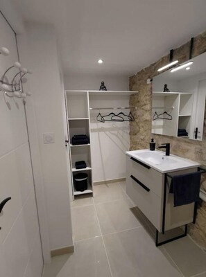 Douche, serviettes fournies, savon, papier toilette