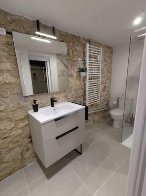 Douche, serviettes fournies, savon, papier toilette