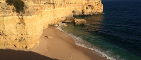 Nær stranden og solsenger