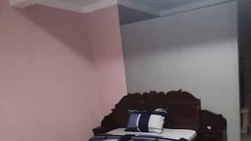 1 dormitori, planxa i posts de planxar, wifi i roba de llit