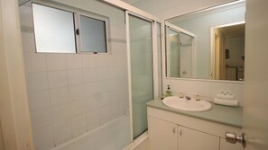 Dusche, Haartrockner, Handtücher