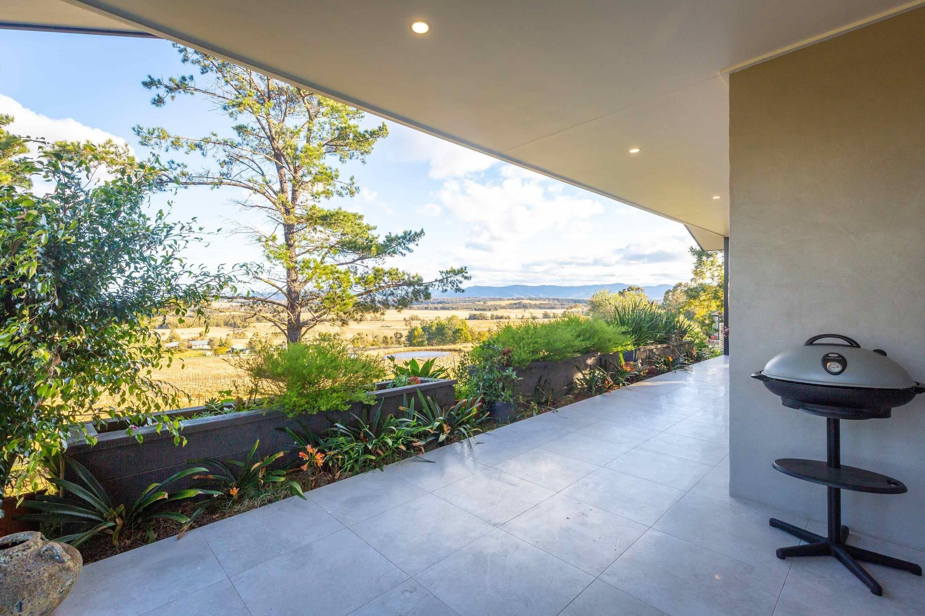 Sovereign Hill Country Villa - Stylish villa with scenic valley views — image 13