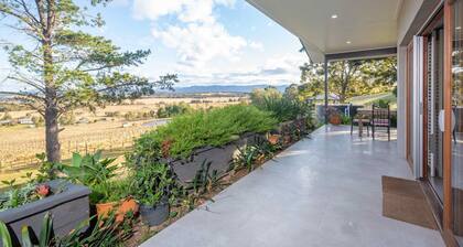 Sovereign Hill Country Villa - Stylish villa with scenic valley views