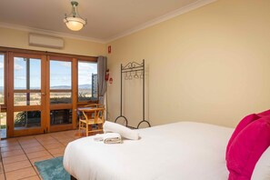 8 habitaciones, tabla de planchar con plancha y ropa de cama 
