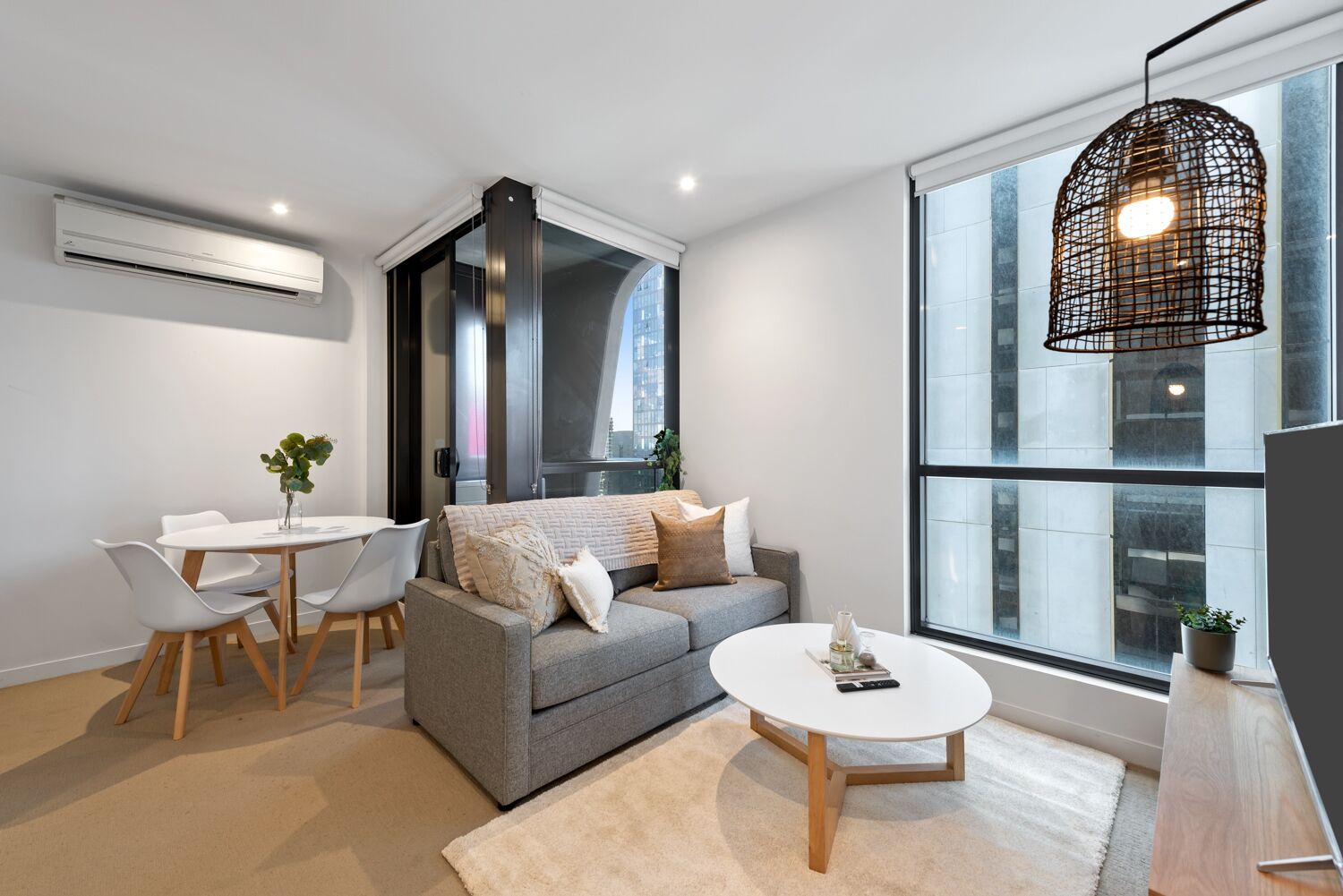 Simply Melbourne - City Views, WIFI, full linen, indoor pool and spa