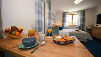 Apartemen Klasik, 1 kamar tidur, pemandangan kolam renang | 1 kamar tidur, meja kerja, setrika/meja setrika, dan Wi-Fi gratis