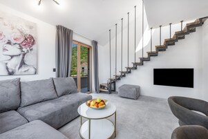 Appartamento familiare, 3 camere da letto, vista mare | Area soggiorno | TV LCD 40 pollici con canali via cavo, TV