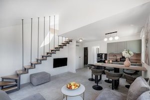 Apartamento família, 3 quartos, vista para o mar | Área de estar | TV LCD 40 polegadas com canais a cabo, TV