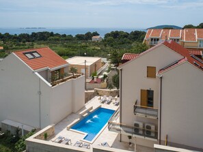 A residential building with a swimming pool, balconies, and a view of the sea. - Casa Laurea (Dubrovnik)
