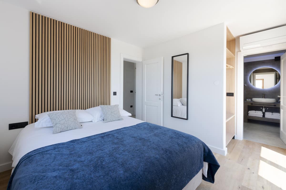 Desk, iron/ironing board, WiFi (free), bed sheets