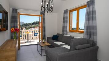 Apartemen Premium, 1 kamar tidur, pemandangan laut | Ruang keluarga | Televisi LCD 40-inci dengan saluran TV kabel dan TV