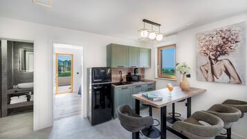 Apartemen Keluarga, 3 kamar tidur, pemandangan laut | Dapur pribadi | Lemari es, microwave, kompor, dan mesin pencuci piring