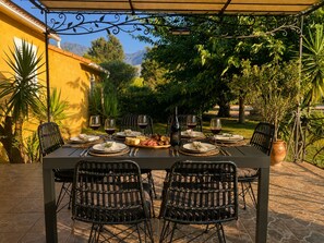 Outdoor dining - Villa Les Oliviers • Private Pool • A peaceful retreat just 10 minutes from Calvi (MONTEGROSSO)