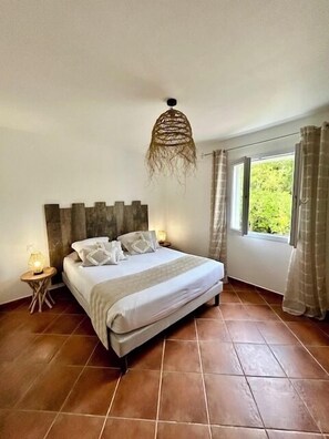 3 chambres, fer et planche à repasser, Wi-Fi, draps fournis