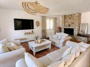 Smart TV, fireplace - Villa Les Oliviers • Private Pool   • A peaceful retreat just 10 minutes from Calvi (MONTEGROSSO)