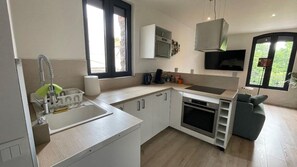 Réfrigérateur, micro-ondes, four, plaque de cuisson