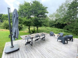 Outdoor dining - Modern Wooden Villa with WiFi, Garden, and Terrace near Trestraou Beach (Perros-Guirec)