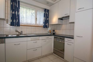 Coffee/tea maker, fridge, oven, stovetop