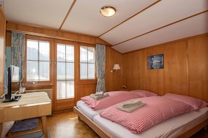 4 bedrooms, iron/ironing board, free WiFi, bed sheets - Chalet for 7 persons,  with a lot of outsice space, cozy and in a great location (Adelboden)