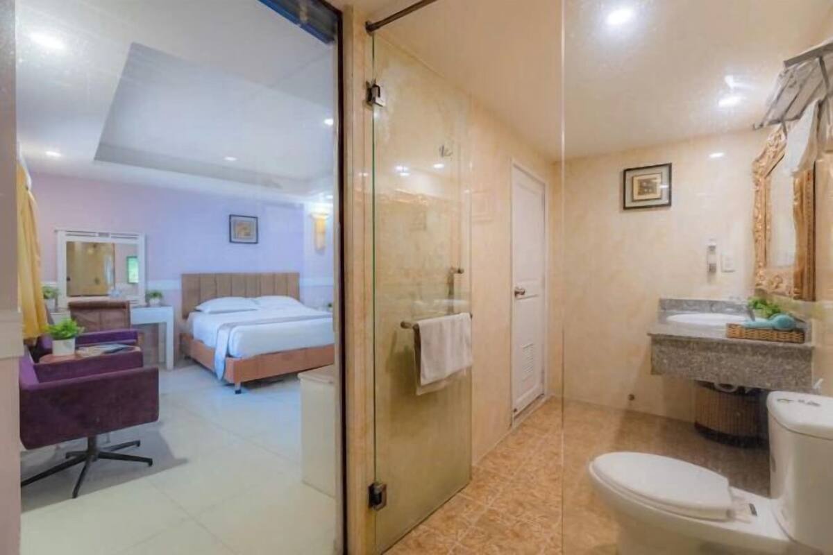 Bathroom | Combined shower/bathtub, hydromassage showerhead, designer toiletries