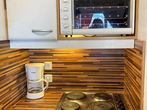 Réfrigérateur, micro-ondes, four, grille-pain