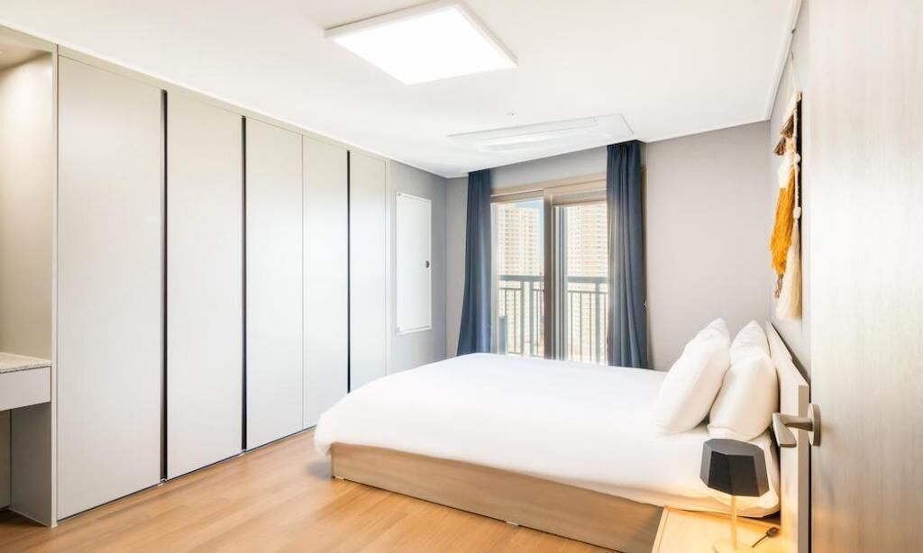 Sengetøy av topp kvalitet, memory foam-senger og blendingsgardiner