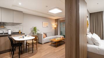 Premier Suite Ocean | Premium bedding, memory-foam beds, blackout curtains, free WiFi
