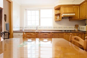 Fridge, microwave, oven, dishwasher - Global Vacacional: beautiful country house in Quart de les Valls (Quart de les Valls)