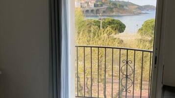 Double Room, Bay View | Free WiFi, bed sheets