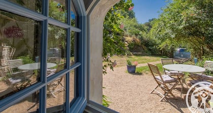Charming house with enclosed garden near the Louet river